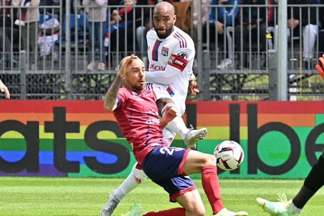 Lyon falha penálti nos descontos e sai de Clermont derrotado