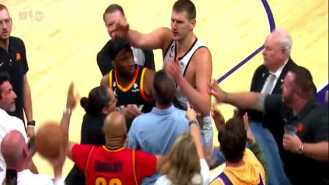 Jokic dos Denver Nuggets derruba dono dos Phoenix Suns