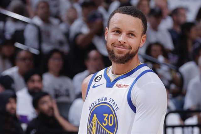 50 pontos de Curry e Warriors marcam ‘meias’ com os Lakers