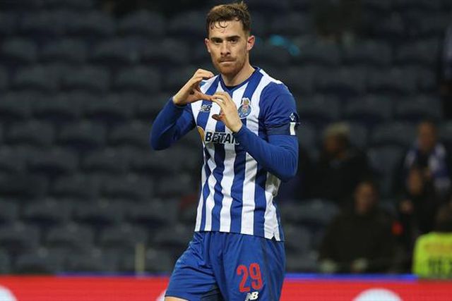 Toni Martínez trilha caminho para o Jamor