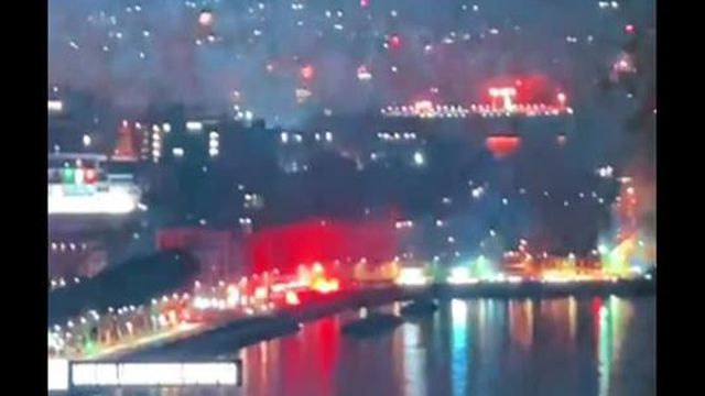 Fogo de artificio invade os céus de Nápoles