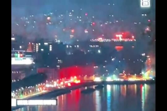 Fogo de artificio invade os céus de Nápoles