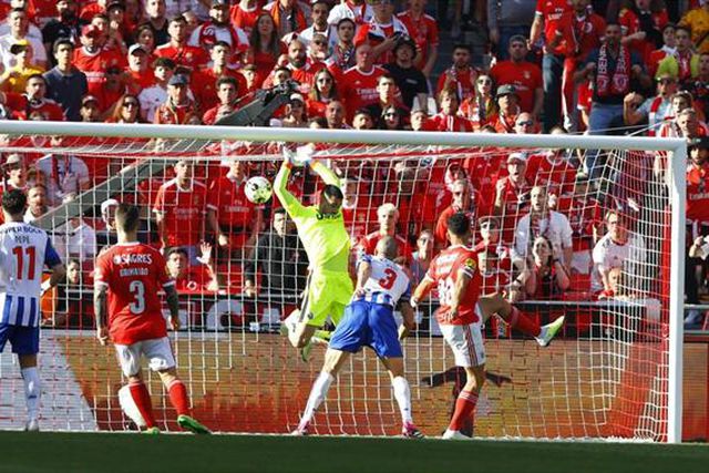 Aberto o marcador na Luz: Gonçalo Ramos cabeceou e autogolo de Diogo Costa (vídeo)
