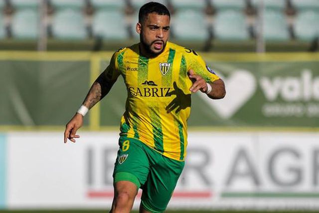 Brilha na Liga 2 e está garantido para a próxima época