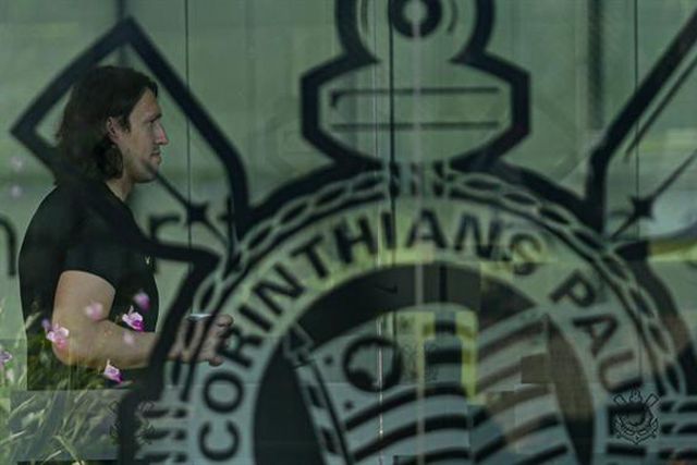 Adeptos invadem centro de treinos  