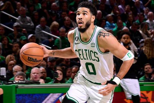 Celtics fazem 2-0, Cavs e Suns empatam 'play-off'