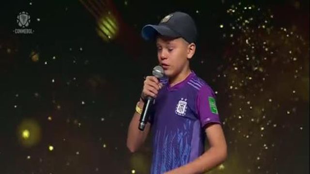 Enzo chora com discurso de criança durante homenagem à Argentina