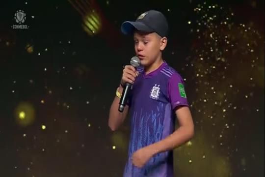 Enzo chora com discurso de criança durante homenagem à Argentina