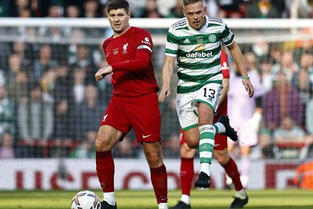 Gerard não resiste a provocar adeptos do Celtic em jogo de Estrelas (vídeo)