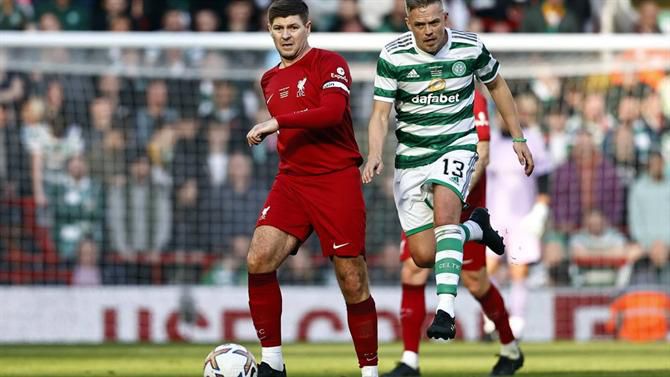 Gerard não resiste a provocar adeptos do Celtic em jogo de Estrelas (vídeo)