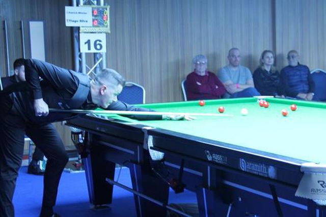 Duplo desaire luso na estreia no Europeu