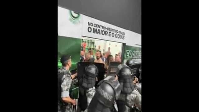 Ivo Vieira, treinador do Cuiabá, enfrenta cordão policial após jogo com o Goiás