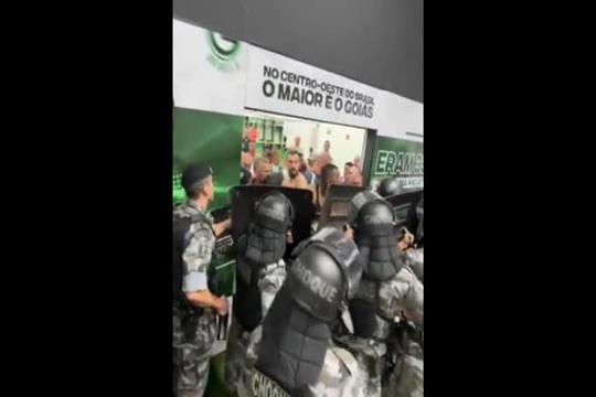 Ivo Vieira, treinador do Cuiabá, enfrenta cordão policial após jogo com o Goiás
