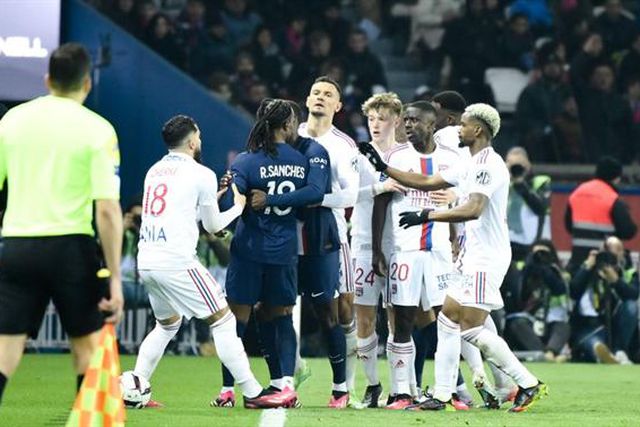 Renato Sanches ‘pega-se’ com jogador do Lyon (vídeo)