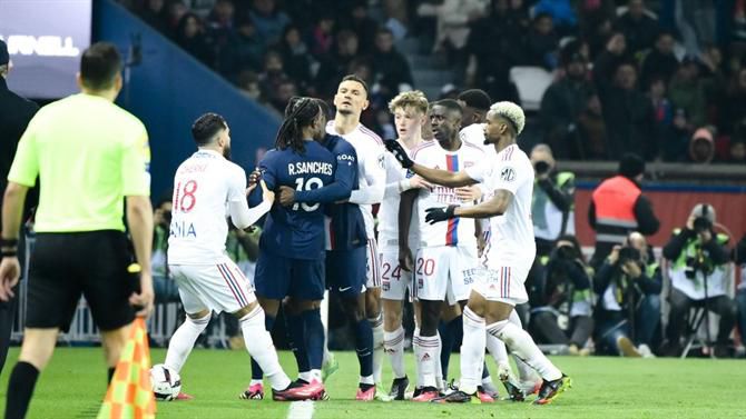 Renato Sanches ‘pega-se’ com jogador do Lyon (vídeo)