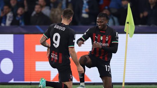 Milan empata em Nápoles e está nas meias-finais (veja os golos)
