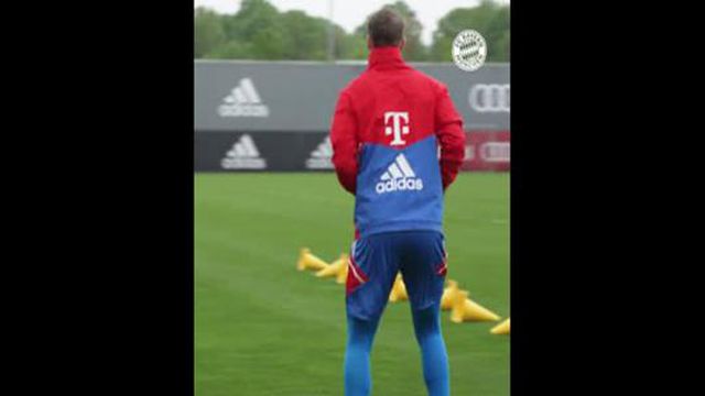 Neuer regressa aos treinos após cinco meses