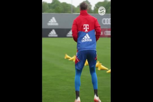Neuer regressa aos treinos após cinco meses