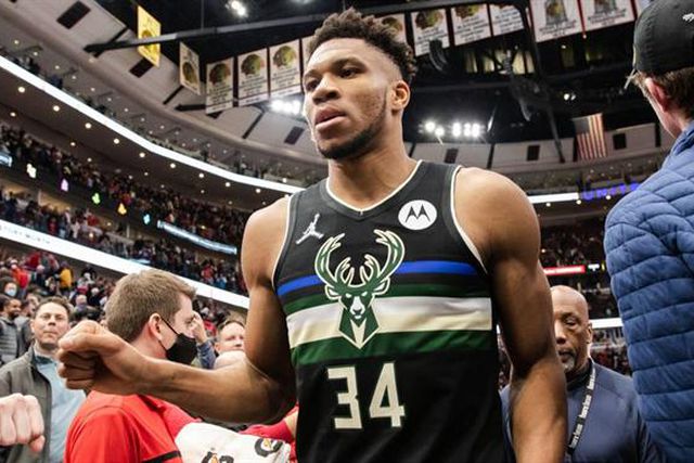 Bucks festejam no sofá título na Divisão Centro