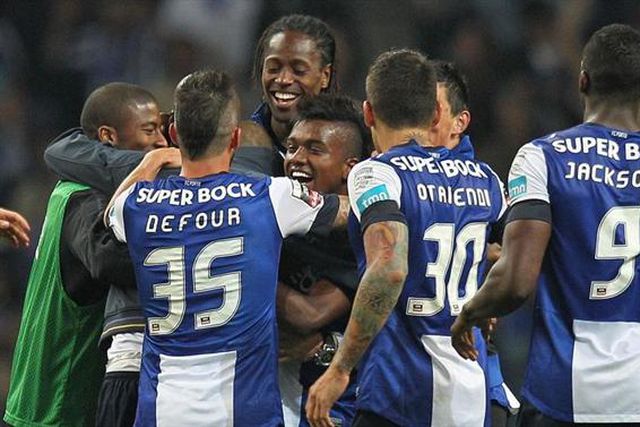 Pormenor: Já viu quem está a festejar com Kelvin nesta foto?