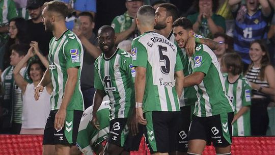 Bétis vence com William Carvalho a titular