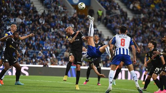 'Tubarões' espreitam no Dragão