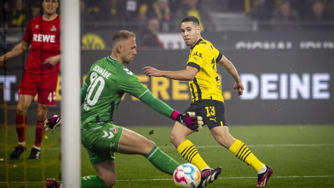 Fabuloso Raphael Guerreiro na ‘passagem’ a ferro do Dortmund ao Colónia