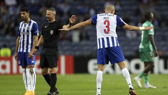 O momento em que Pepe se queixa de insulto racista: «Ele chamou-me macaco!» (vídeo)