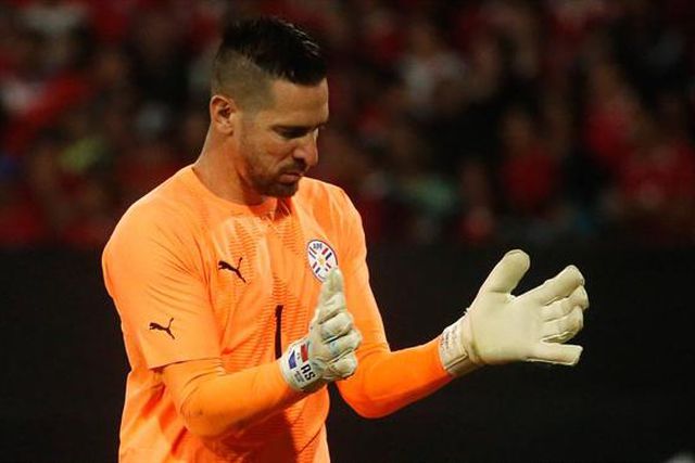 'Frango' monumental do guarda-redes do Paraguai (vídeo)