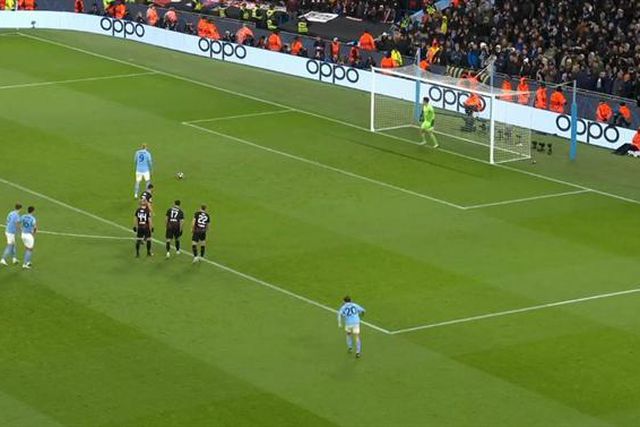 Polémico penálti coloca City na frente (vídeo)
