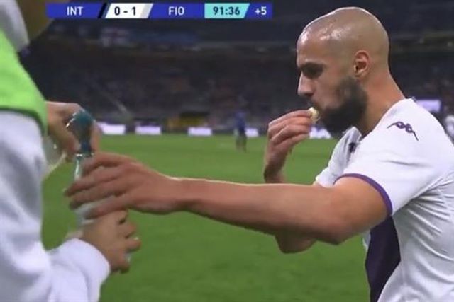 Fingiu lesão para que colega pudesse quebrar o jejum do Ramadão (vídeo)