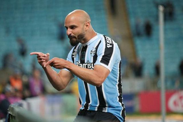 Prometeu atravessar o relvado de joelhos se o Grêmio ganhasse… e cumpriu (vídeo)