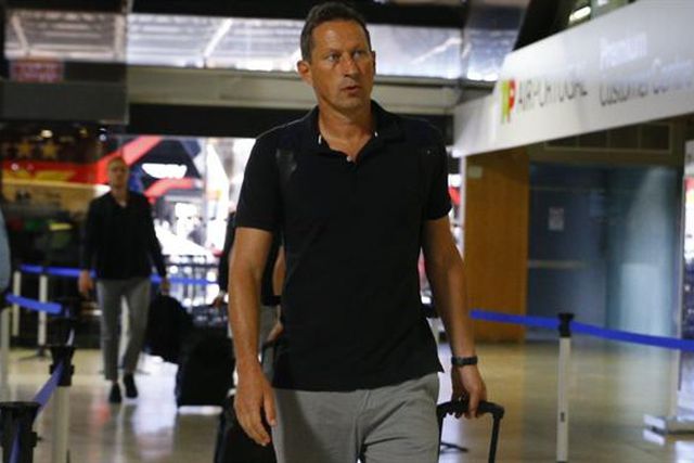 Apoio e críticas à partida para Milão (fotogaleria)