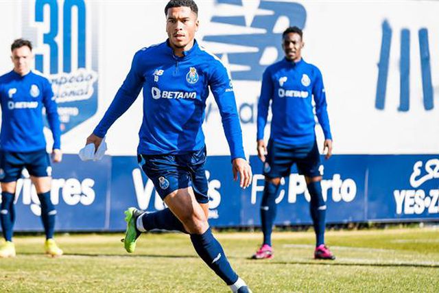 Treino com dez ausentes (mas com o treinador...)