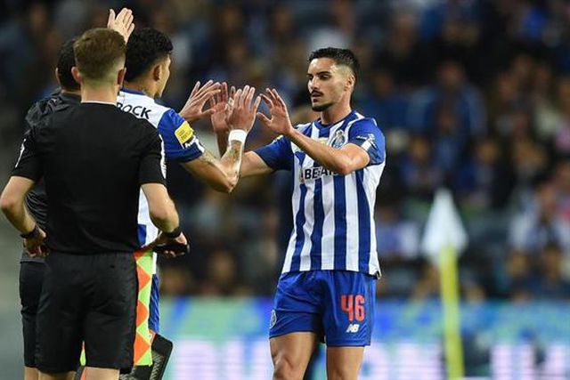 Sérgio Conceição, vários companheiros e um jogador do Sporting no funeral da mãe de Eustaquio