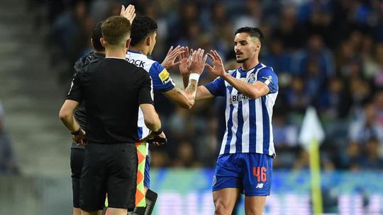 Sérgio Conceição, vários companheiros e um jogador do Sporting no funeral da mãe de Eustaquio