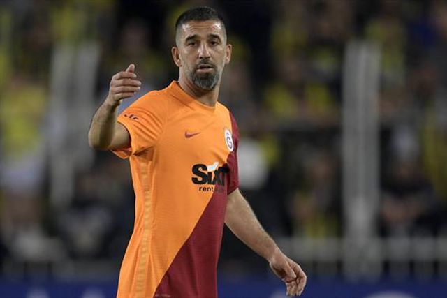 Arda Turan vai iniciar carreira de treinador