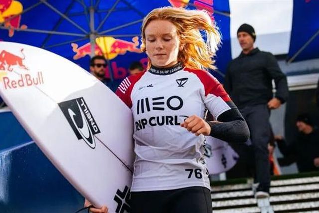 Caitlin Simmers é campeã em Peniche aos 17 anos