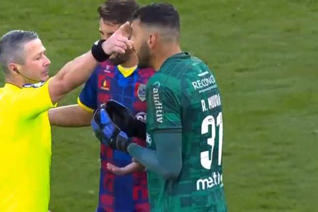 Caso inédito? Guarda-redes do Chaves expulso por 'queimar' tempo (vídeo)