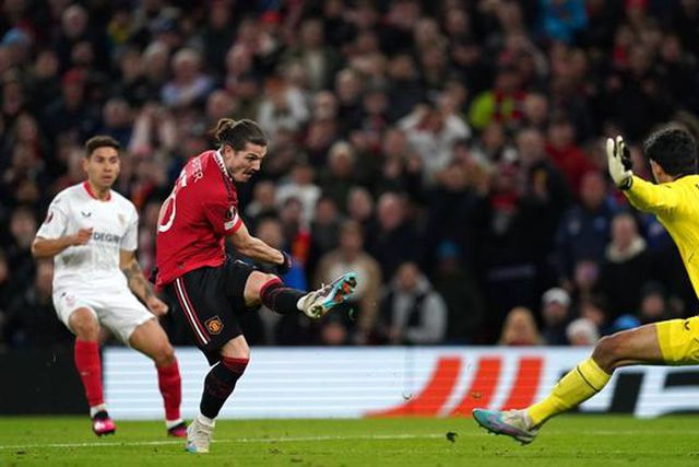 Manchester United infeliz (dois autogolos!!!) empata com Sevilha