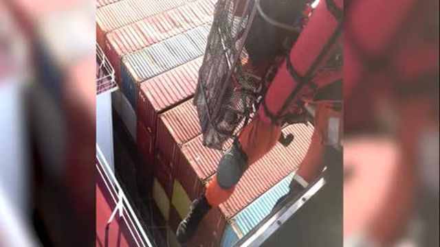 As imagens do resgate da jovem de 17 anos que desapareceu no mar do Algarve, enquanto praticava Paddle