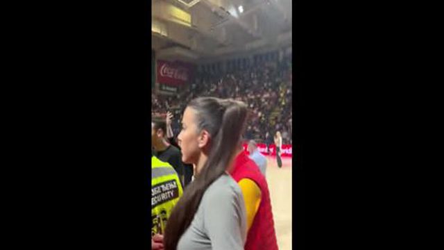 Jovem encontra cartão de crédito de Djokovic e acaba recompensado