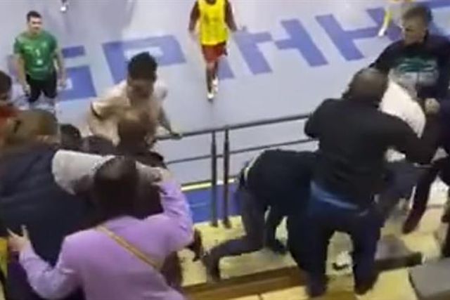 Jogo da distrital de Aveiro interrompido por agressões nas bancadas (vídeo)