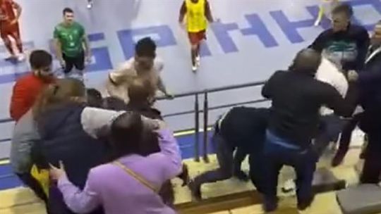 Jogo da distrital de Aveiro interrompido por agressões nas bancadas (vídeo)