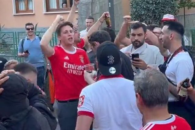 Filho de Schmidt no meio da loucura benfiquista em Milão (vídeo)