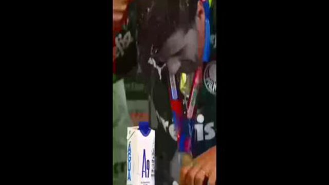 Abel não se livrou do banho e deixou 'pesar'