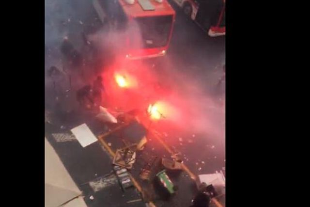 Caos em Itália: confrontos entre adeptos de Nápoles e Eintracht Frankfurt (vídeos)