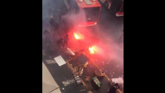 Caos em Itália: confrontos entre adeptos de Nápoles e Eintracht Frankfurt (vídeos)