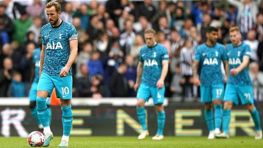 Jogadores do Tottenham reembolsam adeptos após humilhação