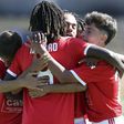 Benfica esmaga Académica e corre para o título